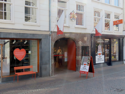 848982 Gezicht op de winkelpuien van De Rode Winkel - Jeans (Lange Elisabethstraat 9-13) te Utrecht, met op een ...